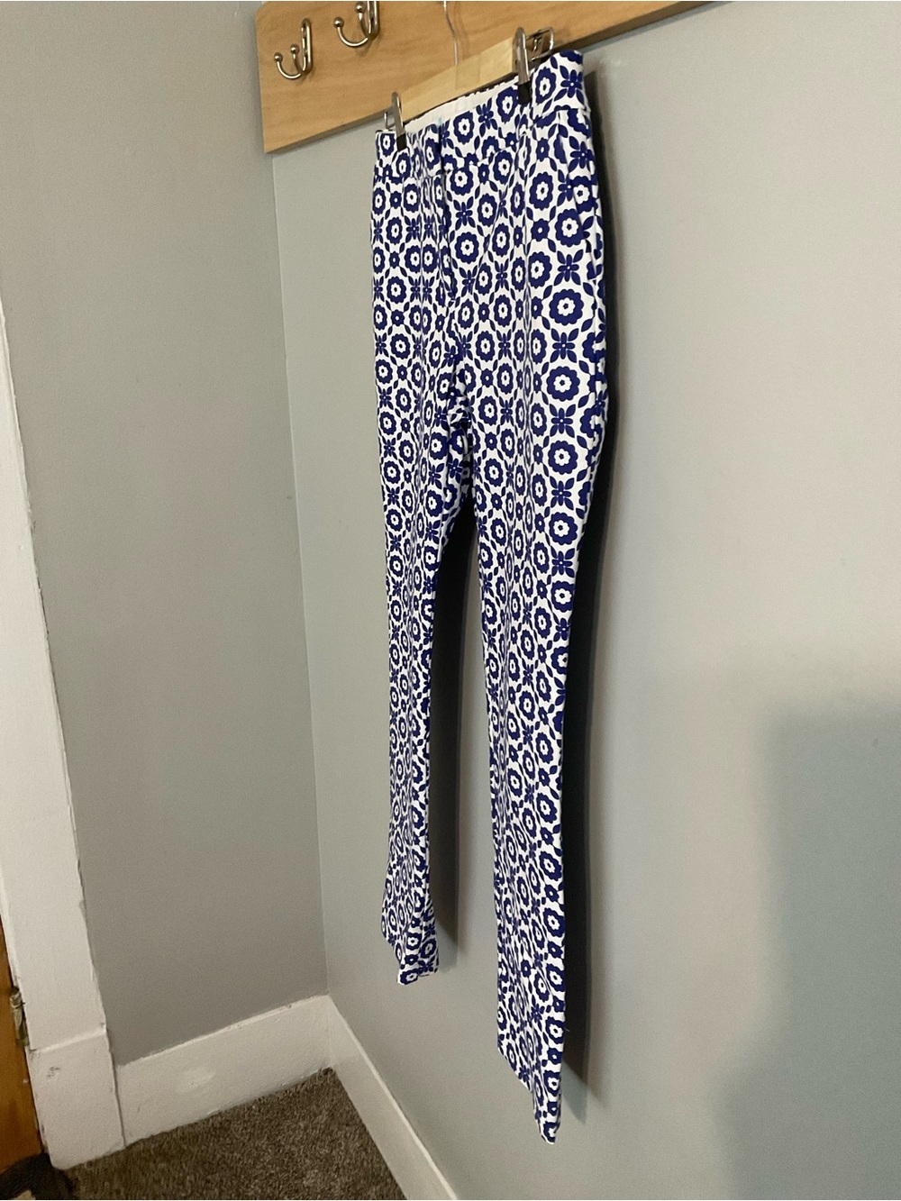 Boden Blue & White Floral stretch Slimming Ankle Cropped Trouser - Picture 2 of 7